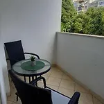 Spacious Rocky With Balcony 스플리트