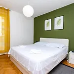 Spacious Rocky With Balcony