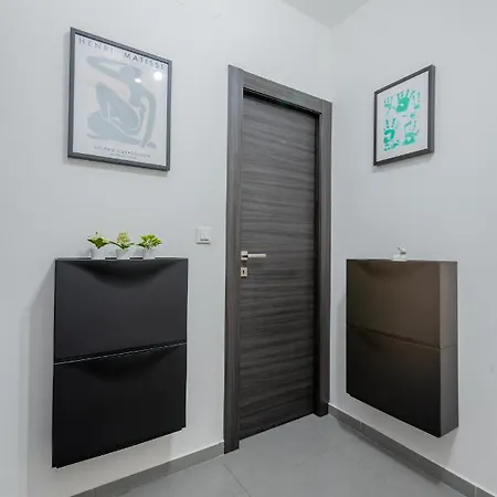 Spacious Rocky With Balcony Apartman *