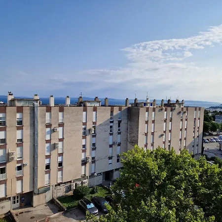 Spacious Rocky With Balcony Apartman