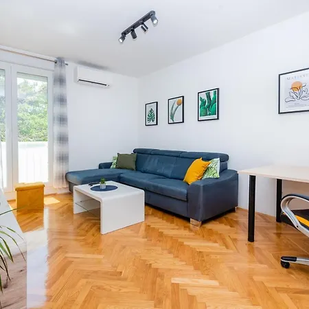 Spacious Rocky With Balcony *