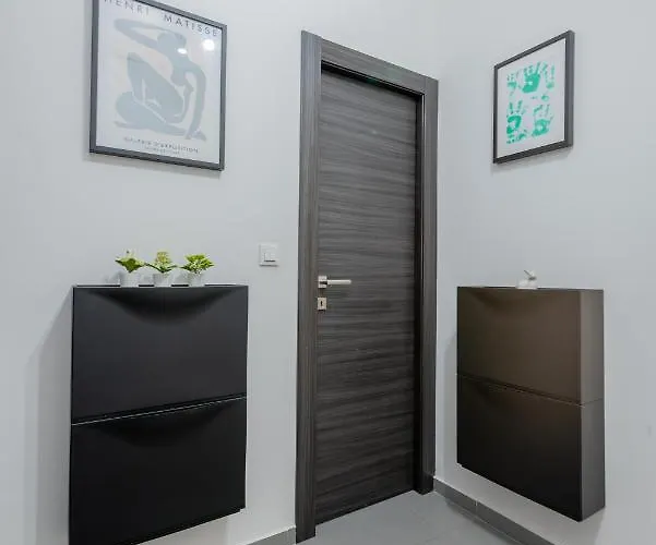 Spacious Rocky With Balcony Apartament *