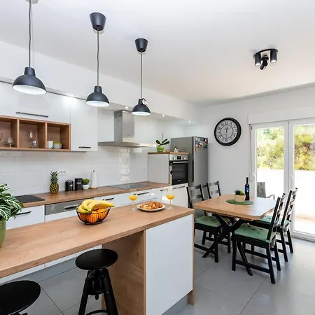 Spacious Rocky With Balcony Lägenhet Split