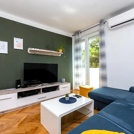 Spacious Rocky With Balcony *